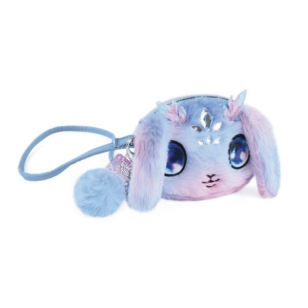 Portofelul pufos Nebulous Stars – personaj Agatha este un accesoriu mic &537;i fermec&259;tor perfect pentru feti&539;ele care iubesc magia &537;i stilul pastel Realizat din material plu&537; moale roz &537;i albastru portofelul are forma dr&259;gu&539;ului personaj Agatha cu strong data-start575 