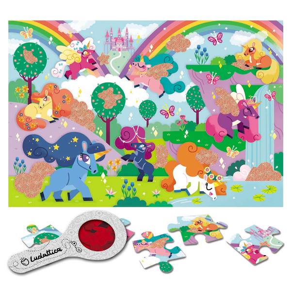 Un puzzle frumos ilustrat care ascunde o mul&539;ime de mici secrete de descoperit folosind speciala lup&259; de spion pus&259; la dispozi&539;ie