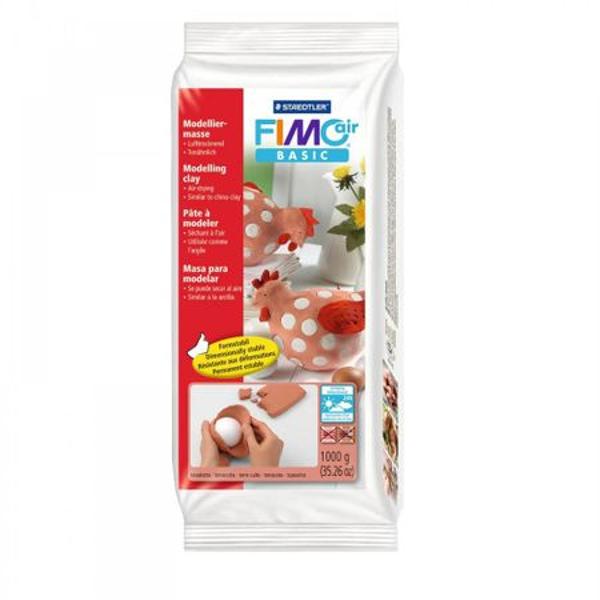 Fimo Air 1000g nu necesita pregatire inainte de folosireLut de modelaj fabricat ce se usuca la aer fara a fi nevoiede uscare prin ardere Este fabicat din materiale naturale si de aceea este un produs ideal pentru copiiNu se intareste la microunde sau in cuptorDepozitarea pastei FIMO se face cu folie de aluminiu sau in pungi de plastic pe cat posibil la temperatura camerei si de preferat in ambalajul originalAtentie Produs pentru copii cu varsta de peste 3 