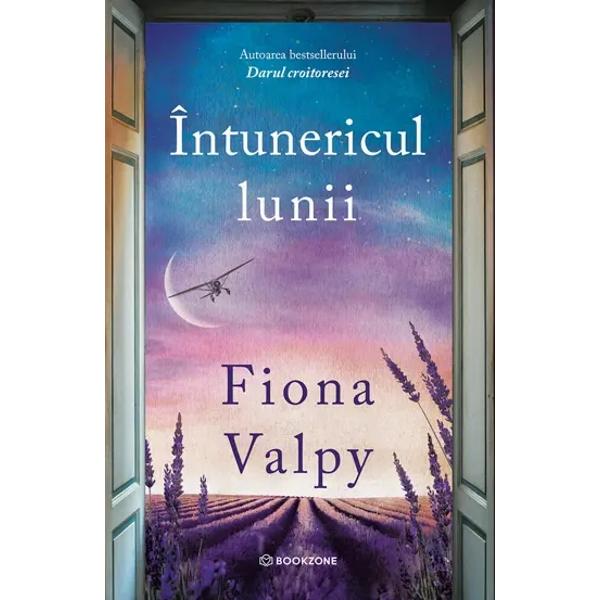 Destinul g&259;se&537;te întotdeauna calea c&259;tre inimile care nu înceteaz&259; s&259; spere În 1943 Philly Delaney era una dintre femeile care îndr&259;zneau s&259; sfideze cerul A pilotat avioane militare a spart coduri la Bletchley Park &537;i a riscat totul într-o misiune secret&259; în Fran&539;a Dar singurul lucru pe care nu a reu&537;it niciodat&259; s&259; îl afle a fost ce s-a întâmplat 