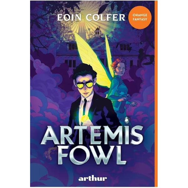 Un adolescent genial pune la cale furtul secolului într-o carte care îmbin fantasy-ul cu SF-ul i romanul de aventuriArtemis Fowl are doisprezece ani E milionar i genial dar înainte de toate e un infractor periculos Dar nici mcar el nu tie în ce se bag atunci când rpete o zân -  cpitanul Holly Short care face parte din Divizia de elit a Poliiei Elementelor SubteraneDin acel moment Fowl are de 