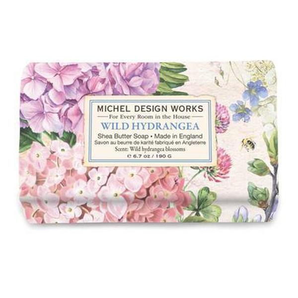 Sapun solid realizat printr&226;&128;&145;un proces triple milled ceea ce ii asigura o textura dens&196;&131; si o parfumare uniforma Formula sa este imbogatita cu shea butter care hidrateaza si catifeleaza pielea Parfumul este inspirat din natura note de hortensii proaspat taiate si flori salbatice de camp combinate cu un accent cald de ambr&196;&131; si paciuli — 