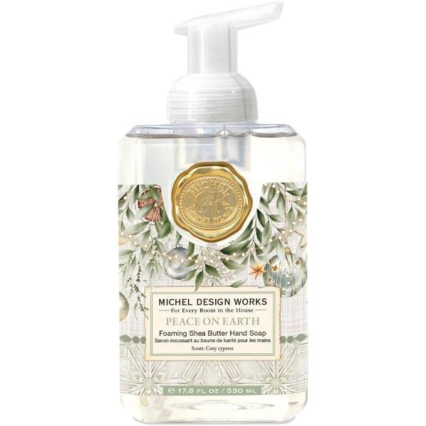 Sapun lichid spumant pentru maini conceput sa ofere o curatare delicata dar eficienta — cu o textura usoaraFormula include unt de shea si aloe vera cu efect emolient; astfel mainile raman curate dar si hidratate si catifelate dupa spalareSapunul lasa un parfum subtil si placut ce invioreaza simturile — usor natural echilibrat potrivit pentru utilizare zilnica in baie sau bucatarie Recipientul are un design elegant si practic cu pompita ideal pentru un 