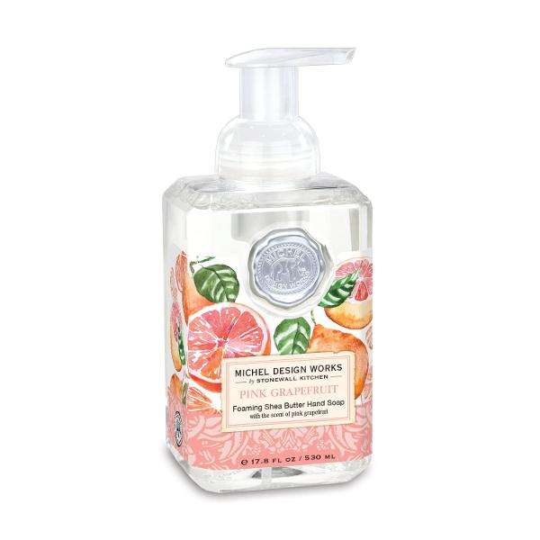 Michel Design Works Foaming Hand Soap Pink GrapefruitProdusul este un sapun lichid de maini cu pompa care creeaza spuma delicata si parfumata Are o aroma clasica dulce-acrisoara de grapefruit — proaspata energizanta si revigorantaFormula contine unt de shea si aloe vera care curata pielea eficient dar delicat lasand mainile moi hidratate si fine Recipientul are un design elegant si compact ideal pentru baie sau bucatarie si poate fi un cadou rafinat datorita 