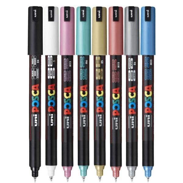 Setul de 8 markere UNI Posca PC-1MR Metallic M1513 ofer&259; precizia unui instrument profesional &537;i str&259;lucirea culorilor metalice fiind ideal pentru arti&537;ti ilustratori graficieni &537;i pasiona&539;i de craft Cu v&acirc;rf extra-fin de 07 mm &icirc;mbr&259;cat &icirc;n metal pentru durabilitate &537;i control aceste markere sunt perfecte pentru detalii contururi fine &537;i accente decorativeCele 8 culori metalizate argintiu auriu albastru 