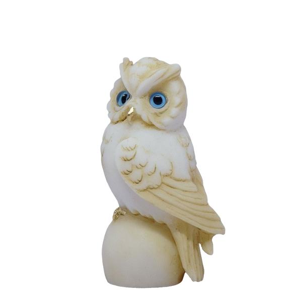 Figurina bufnita din alabastru inaltime 5 cm lucrata cu atentie la detalii Ideala pentru colectii cadouri sau pentru a adauga un accent elegant si rafinat in decorul casei Finisajul natural al alabastrului ii confera un aspect delicat si luminos