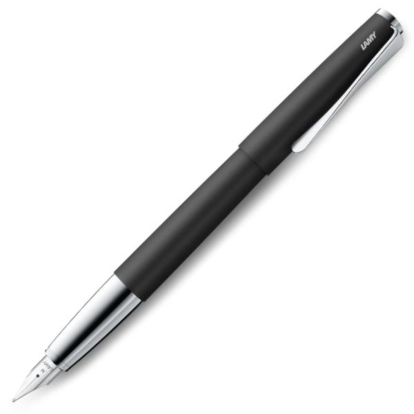 Eleganta gamei Lamy studio este rezultatul imbinarii dintre design si arta Clema in forma de elice accentueaza forma inovatoare a stiloului Lamy studioDetalii stilou Lamy studio black finisaj lacquer matt black  clema din otel inoxidabil  penita de otel slefuita  patroane cerneala Lamy T10  convertor compatibil Lamy Z27 inclusCuloare black matt