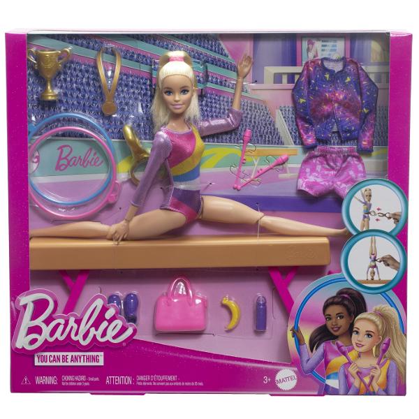 Exploreaza o lume de distractie competitiva cu setul de joaca pentru gimnastica Barbie Cand o fata se joaca cu Barbie isi imagineaza tot ce poate deveni iar daca iti place sa te rostogolesti poti fi gimnasta Acest set de joaca include un mediu de antrenament de gimnastica cu papusa Barbie Gymnast intr-un tricou metalic colorat De asemenea vine cu un tricou suplimentar un costum de incalzire pantofi suplimentari prosop gustari si o geanta de sport Pentru a pune lucrurile in miscare 