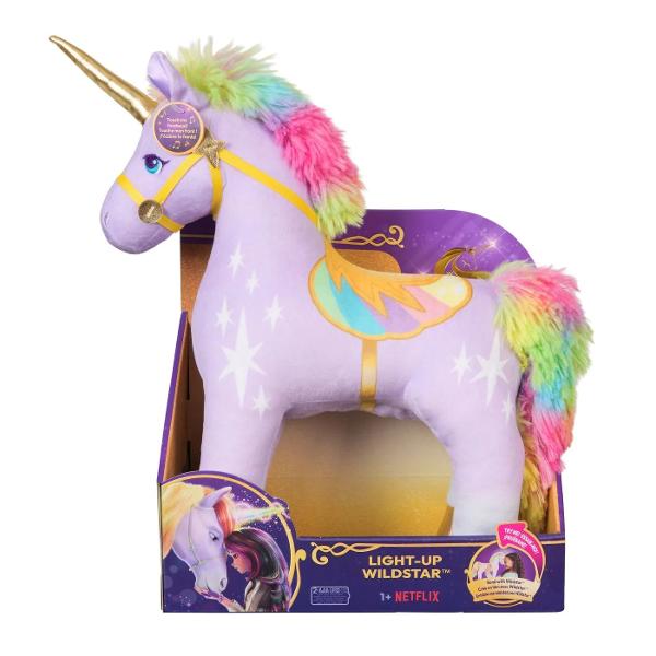 Bine ati venit in lumea fermecatoare a Academiei Unicornilor unde magia si prietenia prind viata Cufundati-va in aventurile fantastice cu plusul Wildstar Unicorn un companion captivant din indragitul serial de animatie Netflix si din cartile pentru copii bestseller Acest fermecator unicorn de plus de 38 cm nu este doar un animal de plus oarecare; este o poarta catre o lume a imaginatiei si creativitatii Wildstar unicornul loial al Sophiei este o priveliste placuta cu plusul sau moale 