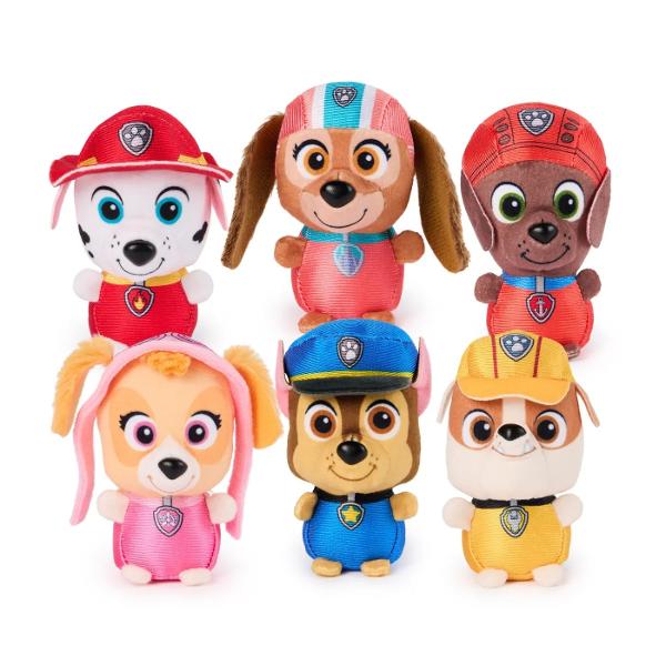 Puii curajosi de la PAW Patrol sunt gata sa salveze ziua ca plus GUND dragalas Acest sortiment miniatural de plus de 9cm prezinta echipa aventuroasa de catelusi in uniformele lor gata sa plece intr-o aventura cu un nou prieten Dimensiunea plusului este ideala pentru mainile micutilor astfel incat il pot lua cu usurinta oriunde &ndash; fie ca este vorba de o calatorie o excursie de familie sau o zi la gradinita Calitatea inalta cu care ne-a obisnuit marca Gund asigura ca jucaria este 