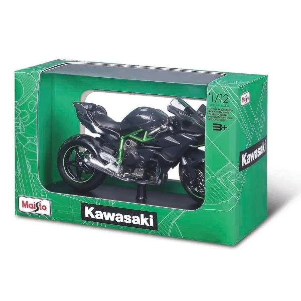 Motocicleta KAWASAKI NINJA H2 R in miniatura la scara 112 este realizata din metal turnat si detalii din plastic de inalta calitate Produsul reda cu fidelitate liniile sportive si elegante ale modelului original fiind vopsit in negru cu detalii verzi si dotat cu elemente realiste precum sistemul de evacuare suspensie si jantele sport Aceasta replica este expusa intr-o cutie tip vitrina ceea ce o face ideala atat pentru joaca cat si pentru colectie Recomandata copiilor de peste 3 ani 