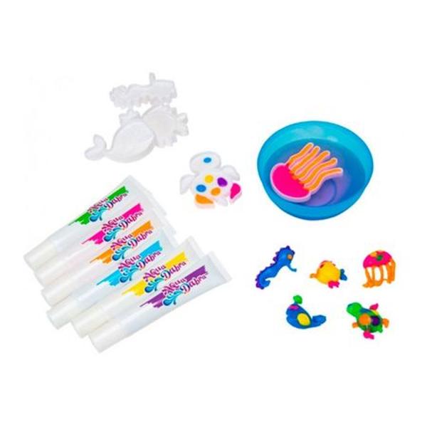 Creaza magie chiar la tine acasa cu setul de creatie AquaDabra Transforma animalele create in figuri 3D in cateva secunde AquaDabra este un set unic ce contine un acvariu si un gel special Umple acvariul cu apa adauga sare creaza figurile animale cu ajutorul formele si gelului special scufunda-le in apa magica si urmareste cum ca prin magie ele prind volum si devin 3D De acum in colo vor innota in acvariul cu lunimiSetul include1 acvariu un 