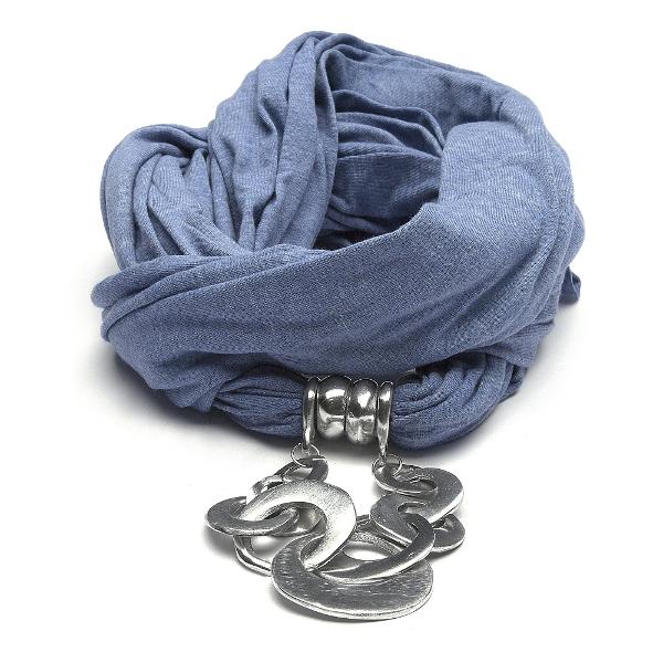 Esarfa Vestopazzo &bdquo;Scarf Drop&rdquo; este un accesoriu casual-chic perfect pentru orice tinuta de zi cu zi Realizata din jersey moale si placut la atingere aceasta esarfa adauga stil si confort putand fi purtata in multiple moduri pentru a completa outfiturile cu usurintaDesignul simplu si elegant este completat de un pandantiv in forma de picatura fabricat din aluminiu 100 reciclat care confera un accent 