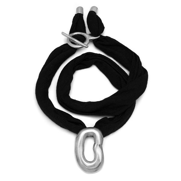 Colierul Vestopazzo Collana Jersey Stone model A10601 este o piesa statement ce imbina estetica organica cu un spirit sustenabil fiind creat manual pentru un look casual-chic care tranziteaza cu usurinta de la tinutele de zi la cele de searaDesign si MaterialePendant Stone Shape Piesa centrala este un pandantiv din aluminiu 100 reciclat lucrat artizanal pentru a obtine o forma fluida inspirata de naturaBanda Jersey Lycra Pandantivul este 