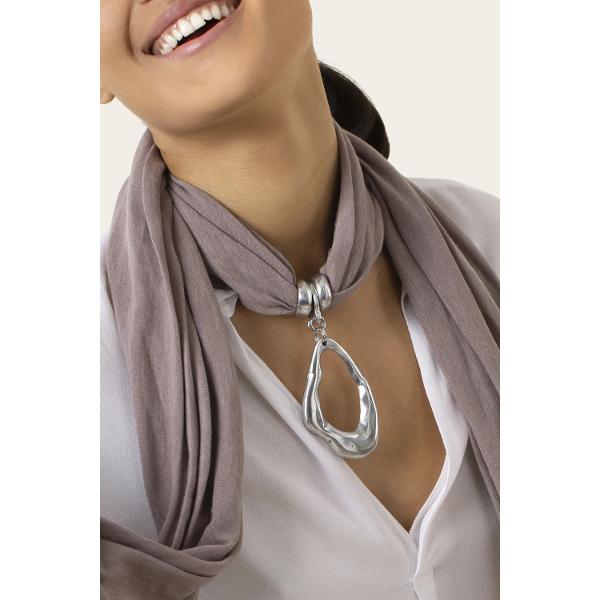 Esarfa Vestopazzo &bdquo;Scarf Drop&rdquo; este un accesoriu casual-chic perfect pentru orice tinuta de zi cu zi Realizata din jersey moale si placut la atingere aceasta esarfa adauga stil si confort putand fi purtata in multiple moduri pentru a completa outfiturile cu usurintaDesignul simplu si elegant este completat de un pandantiv in forma de picatura fabricat din aluminiu 100 reciclat care confera un accent 