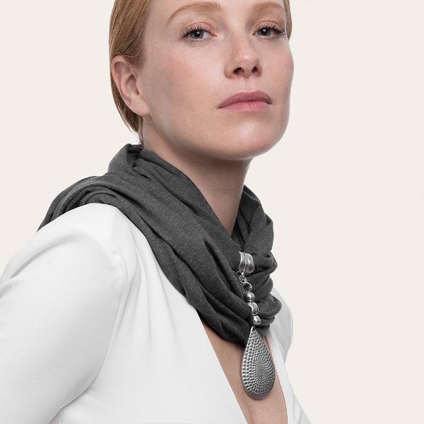 Esarfa Vestopazzo &bdquo;Scarf Drop&rdquo; este un accesoriu casual-chic perfect pentru orice tinuta de zi cu zi Realizata din jersey moale si placut la atingere aceasta esarfa adauga stil si confort putand fi purtata in multiple moduri pentru a completa outfiturile cu usurintaDesignul simplu si elegant este completat de un pandantiv in forma de picatura fabricat din aluminiu 100 reciclat care confera un accent 
