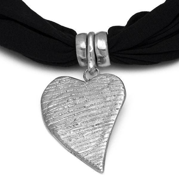 Esarfa Vestopazzo &bdquo;Scarf Drop&rdquo; este un accesoriu casual-chic perfect pentru orice tinuta de zi cu zi Realizata din jersey moale si placut la atingere aceasta esarfa adauga stil si confort putand fi purtata in multiple moduri pentru a completa outfiturile cu usurintaDesignul simplu si elegant este completat de un pandantiv in forma de inima fabricat din aluminiu 100 reciclat care confera un accent 