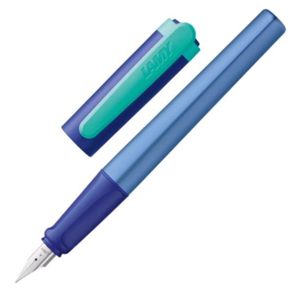 Stiloul Lamy nexx este recomandat copiilor cu varsta intre 7-8 ani este usor si robust iar gripul din cauciuc moale cu fante de prindere ajuta la o scriere relaxata si confortabila Prevazut cu capac din plastic rezistentDetalii stilou Lamy nexx multired corp din aluminiu natural anodizat  capac din plastic  grip cauciuc moale anti-alunecare  penita de otel slefuita  patroane cerneala Lamy 