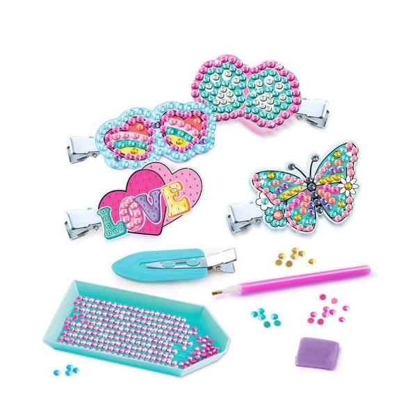 Varsta recomandata 6 - 7 ani 7 - 8 ani 8 ani Dimensiuni produs ambalat 18 x 4 x 4 cmGreutate produs ambalat 026 kgDa frau liber creativitatii si creeaza 8 agrafe de par spectaculoase decorate cu pietre colorate Urmeaza modelul numerotat asaza pietricelele la locul potrivit si transforma fiecare agrafa intr-un accesoriu fashion plin de stralucireCu ajutorul instrumentului special si al cerii poti ridica rapid pietrele si le poti fixa cu precizie Este 