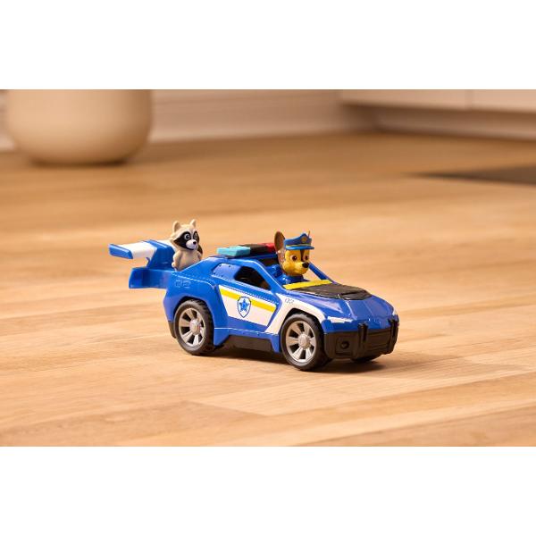 PATRULA CATELUSILOR CAUTARE SI SALVARE SET FIGURINA SI VEHICUL este un set de joaca inspirat din aventurile echipei de salvare concepute pentru copiii de peste 3 ani Fiecare set include un personaj indragit din Patrula Catelusilorl si vehiculul sau specific de interventie realizat in culori autentice si cu detalii fidele serialului animat Vehiculul este prevazut cu roti functionale si elemente mobile oferind o experienta de joaca dinamica si interactiva Figurina este articulata si usor de 