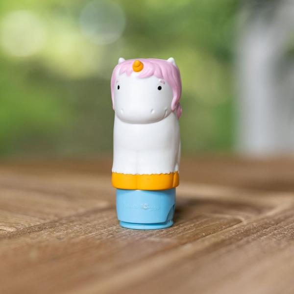 Melissa and Doug Sticker Wow este un set creativ de joaca pentru copii de la 3 ani in sus conceput pentru activitati distractive cu stickere Fiecare set include un aplicator tip stampila cu personaj reincarcabil care distribuie stickere individuale pe paginile incluse in caietul de activitate Setul contine aproximativ 300 de stickere si un caiet cu 24 de pagini pline de jocuri provocari si ilustratii colorate care incurajeaza copiii sa lipeasca sa potriveasca si sa completeze diferite 