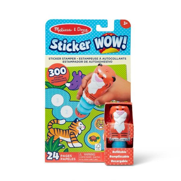 Melissa and Doug Sticker Wow este un set creativ de joaca pentru copii de la 3 ani in sus conceput pentru activitati distractive cu stickere Fiecare set include un aplicator tip stampila cu personaj reincarcabil care distribuie stickere individuale pe paginile incluse in caietul de activitate Setul contine aproximativ 300 de stickere si un caiet cu 24 de pagini pline de jocuri provocari si ilustratii colorate care incurajeaza copiii sa lipeasca sa potriveasca si sa completeze diferite 