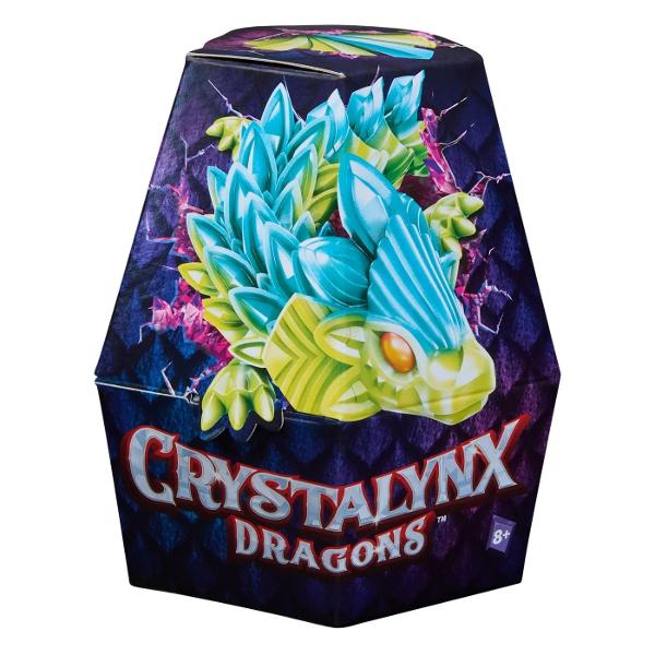 Crystalynx Dragons este o figurina surpriza prezentata intr-un ambalaj misterios care ascunde in interior un dragon cu design spectaculos inspirat din forme cristaline Creatura impresioneaza prin detalii angulare culori vibrante si aspect stralucitor oferind un efect vizual puternic si un stil distinctiv Deschiderea cutiei adauga un element de suspans transformand fiecare despachetare intr-o experienta captivanta Figurine din aceasta colectie pot fi combinate intre ele pentru a crea 