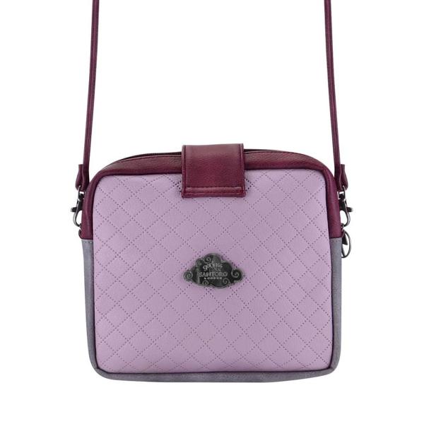 Descopera gentuta Gorjuss Little Storm Cloud un accesoriu practic si elegant care iti ofera libertatea de miscare si functionalitatea de care ai nevoie in activitatile tale de zi cu ziIndiferent daca este vorba despre telefonul mobil portofel chei sau alte accesorii totul poate fi organizat eficient si accesibil Gentuta dispune de un compartiment principal mare un buzunar frontal glisant cu inchidere cu clapeta magnetica si un buzunar intern cu fermoar pentru a-ti pastra 