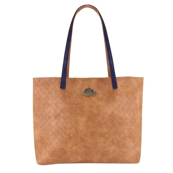 Poarta cu tine o bucata din magia Gorjuss in fiecare calatorie cu geanta spatioasa Ray Of Light Cu un design elegant si functionalitate excelenta aceasta geanta este perfecta pentru orice stilCu un compartiment principal mare si inchidere magnetica geanta ofera spatiu generos pentru toate lucrurile tale esentiale Buzunarele interne cu fermoar si buzunarele glisante iti permit sa-ti organizezi obiectele mici in mod eficient astfel incat sa le gasesti usor atunci cand ai nevoie 