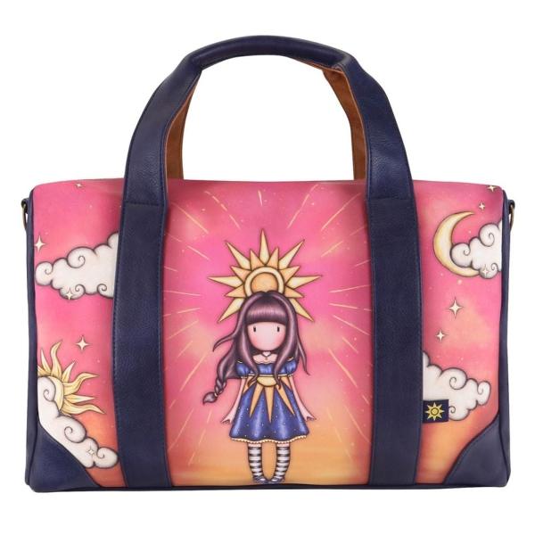 Indiferent daca plecati in excursii de weekend sau calatoriti cu avionul geanta de calatorie Ray Of Light de la Gorjuss este perfecta pentru a va insoti in calatoriile dvs Aceasta geanta este extrem de usoara si va permite sa luati toate lucrurile necesare intr-un mod comod si organizatDispune de un compartiment principal spatios pentru a va incapea lucrurile iar mai multe buzunare usor de accesat va permit sa va organizati eficient lucrurile esentiale mai mici De asemenea 