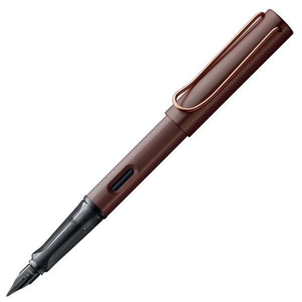 Stiloul Lamy Lx este un instrument elegant si modern de scriere cu acel ceva special Un companion functional si elegant Este fabricat din aluminiu anodizat in culori satinate si finisaje de metale pretioase care il transforma intr-un instrument sofisticat Sectiunea frontala este fumuriu - transparenta si prevazuta cu fante pentru o prindere confortabilaDetalii stilou Lamy Lx marron aluminiu 