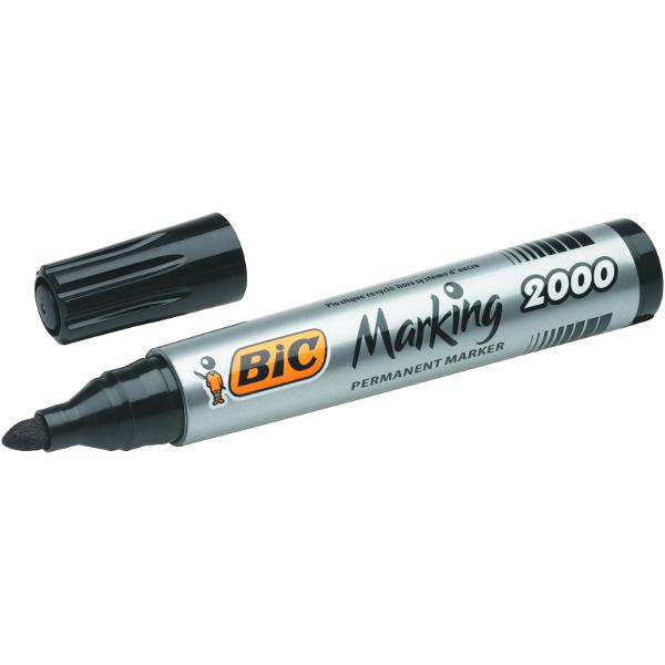 Markerul permanent BIC ECOlutions 2000 reprezinta alegerea cea mai inteleapta pentru lucrarile de marcare foarte lizibile Varful markerului tip 2000 creeaza linii groase Un marker clasic ideal pentru scrierea si etichetarea permanenta pe majoritatea materialelor Cerneala pe baza de alcool ofera multe avantaje deoarece este proiectata sa nu se usuce si sa continue sa lucreze timp de o luna chiar si atunci cand capacul nu a fost pus Acest pachet contine 12 markere permanente negre care vor 