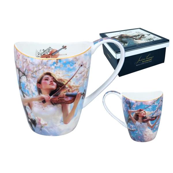 Can&259; elegant&259; din por&539;elan fin cu o capacitate de 350 ml decorat&259; cu un design artistic din colec&539;ia &bdquo;Muzica sufletului feminin&rdquo; semnat&259; de Laura Lozano Ilustra&539;ia delicat&259; surprinde o t&acirc;n&259;r&259; care c&acirc;nt&259; la vioar&259; &icirc;nconjurat&259; de pomi &icirc;nflori&539;i &icirc;ntr-un cadru poetic ce &icirc;mbin&259; armonios natura cu sensibilitatea muziciip 