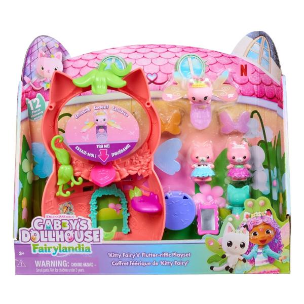 Gabbys Dollhouse Fairylandia Setul de Joaca Zana Pisicutei este un set de joaca fermecator inspirat din lumea magica Fairylandia care aduce in prim-plan personajul Kitty Fairy si prietenii sai Pachetul include mai multe figurine accesorii tematice si un decor colorat in forma de capsula zburatoare oferind multe posibilitati de joaca imaginativa Copiii pot recrea scene din serial sau pot inventa propriile aventuri pline de magie folosesc aripile elementele decorative si piese 