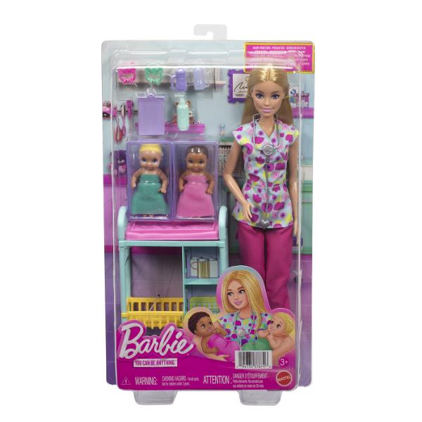 Descopera universul plin de grija si imaginatie cu papusa Barbie Doctor Pediatru un set adorabil care incurajeaza jocul de rol si dezvoltarea empatiei Barbie este imbracata in uniforma medicala colorata cu imprimeu vesel si stetoscop la gat pregatita sa aiba grija de cei doi bebelusi inclusiv in set Pachetul cu accesorii specifice unui cabinet pediatric precum pat pentru consult instrumente medicale si diverse pentru ingrijiri micutilor oferind multe posibilitati de joaca Copilul poate 