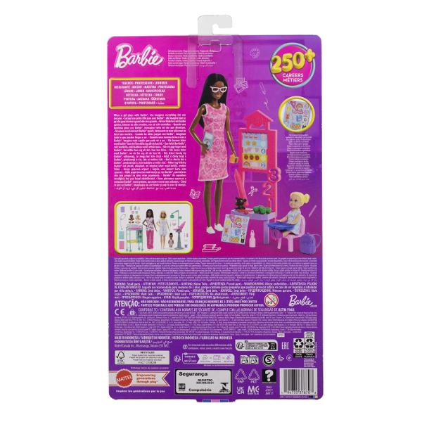 Copiii pot explora tot felul de cariere cu Barbie De la un om de stiinta la un copil de doctor papusile Barbie Careers sunt gata sa inspire povesti pentru toata lumea Barbie poarta haine detasabile cu tematica de cariera si alte accesorii pentru a spune povesti Imaginatia poate juca o lume plina de posibilitati de povestire si oportunitati de cariera cu aceasta papusa puternica gata sa inspire copiii sa fie tot ce isi doresc sa fie Acest pachet contine o Papusa Barbie Mulatra Profesoara