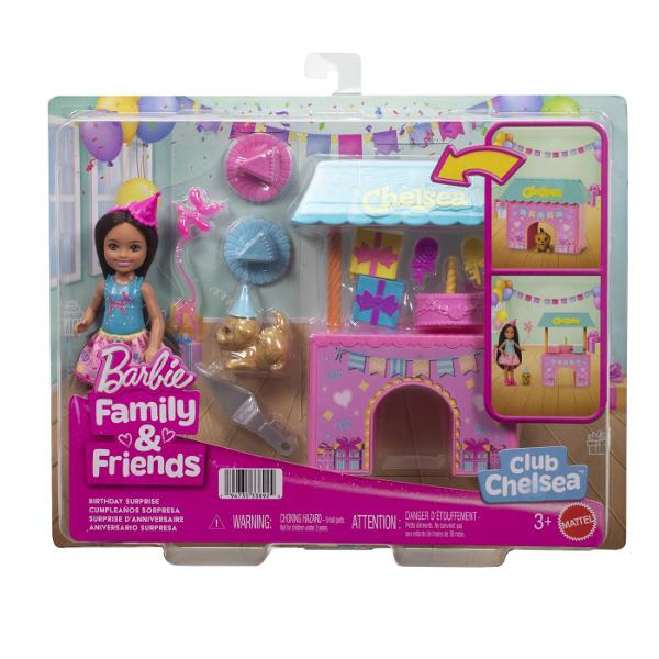 Setul Barbie Family and Friends Clubul lui Chelsea Zi De Nastere aduce distractia unei petreceri aniversare direct in lumea jocului imaginativ Setul include o papusa Chelsea si multiple accesorii tematice care recreeaza atmosfera unei petreceri pline de culoare Standul decorat cadourile baloanele si accesoriile de petrecere permit copiilor sa creeze propriile povesti si scenarii de sarbatoare Setul mai include si un mic animal de companie si diverse elemente decorative care completeaza 