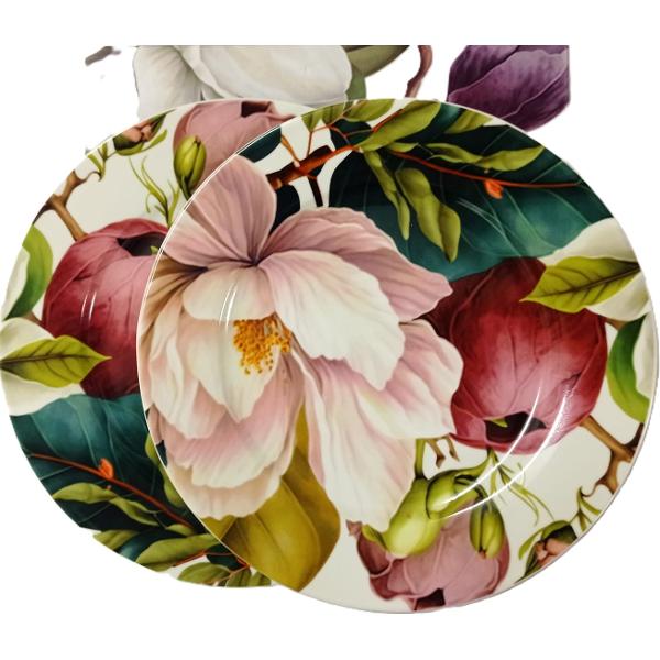 Set de dou&259; farfurii pentru desert MAGNOLIE din colec&539;ia Flower Classic realizat din por&539;elan New Bone China caracterizat printr-o culoare alb-crem natural&259; cu o str&259;lucire delicat&259; &537;i o rezisten&539;&259; &537;i durabilitate excep&539;ionale men&539;in&acirc;nd &icirc;n acela&537;i timp lejeritatea &537;i fine&539;eaLinia este decorat&259; cu flori colorate precum narcise &icirc;n nuan&539;e luminoase 