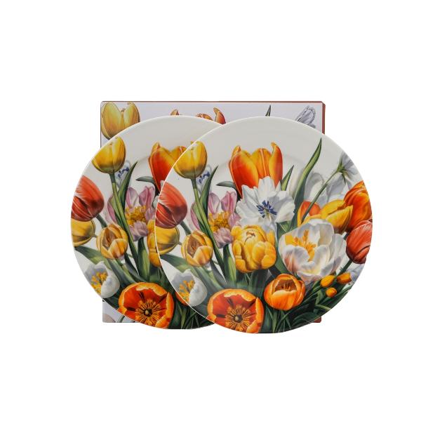 Set de dou&259; farfurii pentru desert LALELE din colec&539;ia Flower Classic realizat din por&539;elan New Bone China caracterizat printr-o culoare alb-crem natural&259; cu o str&259;lucire delicat&259; &537;i o rezisten&539;&259; &537;i durabilitate excep&539;ionale men&539;in&acirc;nd &icirc;n acela&537;i timp lejeritatea &537;i fine&539;eaLinia este decorat&259; cu o frumoas&259; compozi&539;ie 