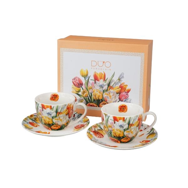 Setul de 2 ce&537;ti &537;i farfurioare LALELE din colec&539;ia Flower Classic este realizat din por&539;elan New Bone China caracterizat printr-o culoare alb-crem natural&259; cu o str&259;lucire delicat&259; &537;i o rezisten&539;&259; &537;i durabilitate excep&539;ionale men&539;in&acirc;nd &icirc;n acela&537;i timp lejeritatea &537;i fine&539;eaLinia este decorat&259; cu o frumoas&259; 