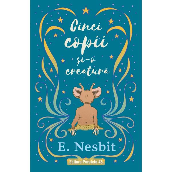 Cinci fra&539;i r&259;ma&537;i acas&259; doar cu servitorii pornesc &icirc;n c&259;utare de noi distrac&539;ii Din momentul &icirc;n care dau peste creatura din nisip via&539;a lor se schimb&259; totalCite&537;te cartea &537;i vei afla cum arat&259; creatura ce puteri are c&acirc;t de greu e s&259;-&539;i pui dorin&539;e dar &537;i ce dificil e s&259; g&259;se&537;ti unele care s&259; nu te bage &icirc;n bucluc a&537;a cum p&259;&539;esc 