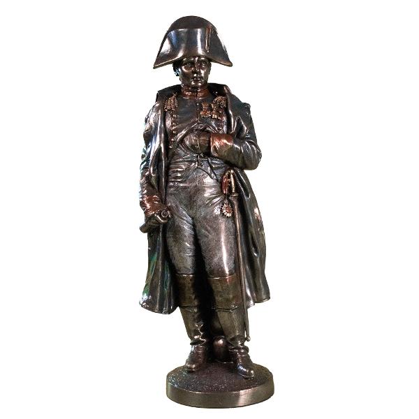 Statuet&259; Napoleon Bonaparte &ndash; &Icirc;mp&259;ratul LegendarAduce&539;i istoria la via&539;&259; cu aceast&259; figurin&259; Napoleon Bonaparte care &icirc;l &icirc;nf&259;&539;i&537;eaz&259; pe emblematicul &icirc;mp&259;rat francez &icirc;ntr-o poz&259; demn&259; &icirc;n picioare Aceast&259; statuet&259; surprinde autoritatea &537;i prezen&539;a sa atemporal&259; fiind un obiect obligatoriu pentru 