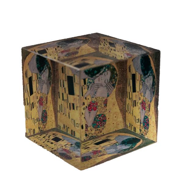 KLIMT &ndash; S&259;rutul Colec&539;ia QB-ArtAdu o oper&259; de art&259; simbolist&259; luxuriant&259; &icirc;n casa ta cu acest superb presse papier S&259;rutul din colec&539;ia QB-Art Capodopera iconic&259; a lui Gustav Klimt prinde via&539;&259; &icirc;ntr-un efect caleidoscopic captivant care se joac&259; cu culoarea lumina &537;i profunzimeaDesignul p&259;trat &537;i transparent face ca 