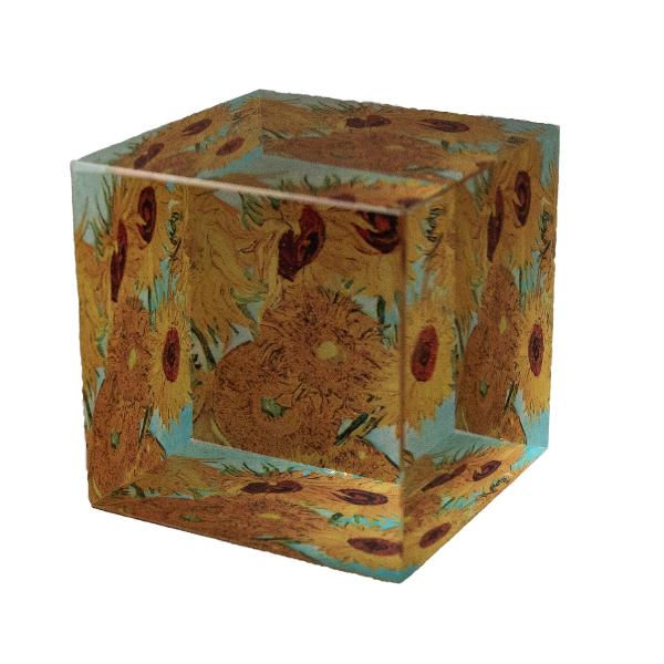 Adu culorile vibrante ale lui Van Gogh pe biroul&nbsp;t&259;u cu acest presse papier inspirat de&nbsp;Floarea-soarelui 1888 a patra versiune&Icirc;n 1887 Van Gogh a pictat patru naturi statice cu floarea-soarelui la Paris care au fost foarte apreciate de prietenul s&259;u apropiat Paul 