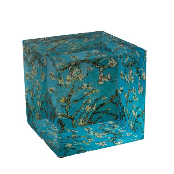 Adu frumuse&539;ea atemporal&259; a lui Van Gogh pe biroul t&259;u cu acest presse parier inspirat de&nbsp;tabloul &bdquo;Migdalul &icirc;nflorit&rdquo; 1890&nbsp;Aceast&259; lucrare emblematic&259; plin&259; de nuan&539;e proaspete de prim&259;var&259; &537;i flori vibrante adaug&259; o not&259; de elegan&539;&259; &537;i 