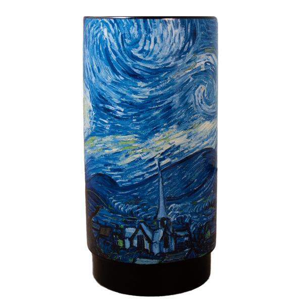 Adu culorile &icirc;nc&acirc;nt&259;toare ale lui Van Gogh pe biroul t&259;u cu acest suport pentru instrumente de scris reprezent&acirc;nd Noaptea &icirc;nstelat&259; 1889 Aceast&259; capodoper&259; de renume mondial pictat&259; &icirc;n timpul &537;ederii lui Van Gogh &icirc;n Saint-R&eacute;my-de-Provence demonstreaz&259; abilitatea sa unic&259; de a surprinde emo&539;ia mi&537;carea &537;i lumina &icirc;n modele 