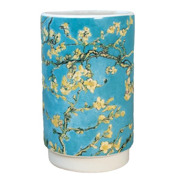 Adu frumuse&539;ea atemporal&259; a lui Van Gogh pe biroul t&259;u cu acest suport pentru instrumente de scris inspirat de&nbsp;tabloul &bdquo;Migdalul &icirc;nflorit&rdquo; 1890&nbsp; Aceast&259; lucrare emblematic&259; plin&259; de nuan&539;e proaspete de prim&259;var&259; &537;i flori vibrante adaug&259; o not&259; de 