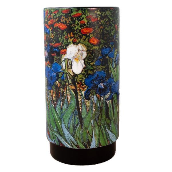 Adu culorile vibrante ale lui Van Gogh pe biroul t&259;u cu acest suport pentru instrumente de scris cu Iri&537;i 1889 Van Gogh a pictat aceast&259; lucrare la azilul din Saint-R&eacute;my-de-Provence unde a g&259;sit confort &537;i calm &icirc;n natura din jurul s&259;u Iri&537;ii cu formele lor gra&539;ioase &537;i tonurile puternice de albastru au devenit pentru el o surs&259; at&acirc;t de studiu c&acirc;t &537;i de 