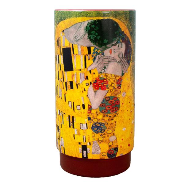 Adu frumuse&539;ea opulent&259; a lui Gustav Klimt pe biroul t&259;u cu acest suport pentru instrumente de scris care &icirc;nf&259;&539;i&537;eaz&259; S&259;rutul 1907&ndash;1908 Aceast&259; capodoper&259; emblematic&259; din Perioada de Aur a lui Klimt radiaz&259; c&259;ldur&259; &537;i intimitate pur&259; Combina&539;ia de foi&539;&259; de aur bogat&259; modele decorative &537;i forme delicate &537;i 