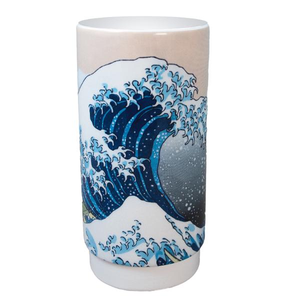 Adu arta japonez&259; pe biroul t&259;u cu suportul pentru instrumente de scris&nbsp;reprezent&acirc;nd Marele Val de l&acirc;ng&259; Kanagawa de Katsushika Hokusai Aceast&259; gravur&259; emblematic&259; pe lemn de la &icirc;nceputul secolului al XIX-lea prezint&259; un val masiv care se sparge peste b&259;rci Hokusai combin&259; cu m&259;iestrie mi&537;carea 